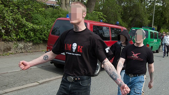 Rechtsextremist Sebastien N. (l.) bei einer Demonstration in Hamburg im Mai 2008. Rechtsextremist Sebastien N. (l.) bei einer Demonstration in Hamburg im Mai 2008. Foto: Julian Feldmann