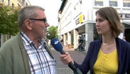 Reporterin Ada von der Decken bei eine Umfrage im niedersächsischen Stadthagen. © NDR 