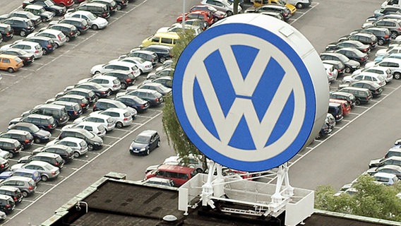 Volkswagen-Logo auf dem Verwaltungsgebäude der VW-Konzernzentrale im Stammwerk Wolfsburg © dpa Bildfunk Foto: Jochen Lübke