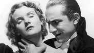 Filmszene mit Bela Lugosi als Dracula und Helen Chantler als Opfer aus 1930 © picture-alliance 