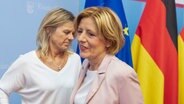 Die Ministerpräsidentin von Rheinland-Pfalz, Malu Dreyer (SPD), verlässt eine Pressekonferenz, auf der sie ihren Rücktritt erklärt hat. © dpa Foto: Helmut Fricke
