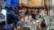 Polizisten führen in einem Eiscafé in der Duisburger Innenstadt eine Razzia durch © picture alliance/dpa | Christoph Reichwein Foto: Christoph Reichwein