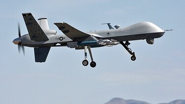 Eine amerikanische Drohne vom Typ MQ-9 Reaper beim Landeanflug nach einer Flugtrainingsmission im Jahr 2009. © dpa picture alliance Foto: Paul Ridgeway
