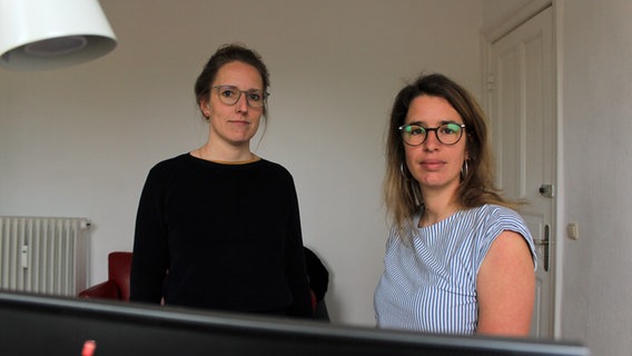 Die Juristinnen Lea Frerichs und Malena Bayer. Die Juristinnen Lea Frerichs und Malena Bayer. © NDR Foto: Carolin Fromm