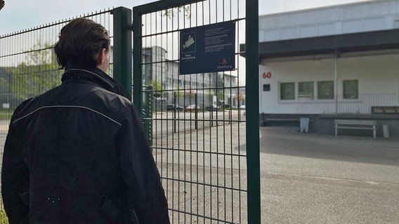 Magomed steht vor dem Dublin-Zentrum in Hamburg-Rahlstedt. © Privat 