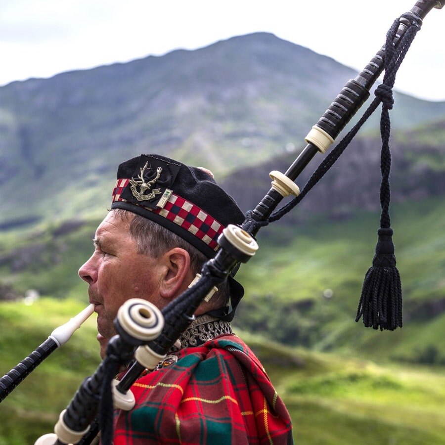 Ein Schotte spielt vor der Kulisse der Highlands Dudelsack © picture alliance /Bildagentur-online/Masci-AGF Foto: Bildagentur-online/Masci-AGF