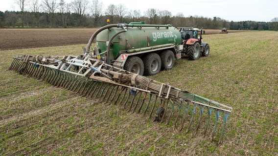 Ein Landwirt bringt Gülle als Dünger auf einem Feld aus. © picture alliance/dpa Foto: Philipp Schulze