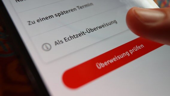 In einer App ist die Option "Als Echtzeit-Überweisung" zu sehen © picture alliance/dpa Foto: Karl-Josef Hildenbrand