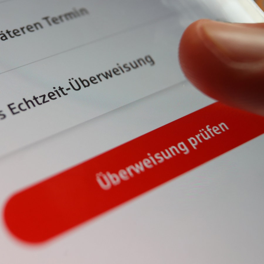 In einer App ist die Option "Als Echtzeit-Überweisung" zu sehen © picture alliance/dpa Foto: Karl-Josef Hildenbrand