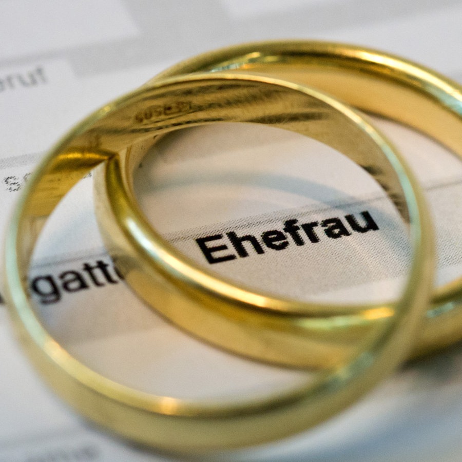 Goldene Eheringe liegen auf Formularen für die Steuererklärung © picture alliance / dpa Themendienst Foto: Andrea Warnecke