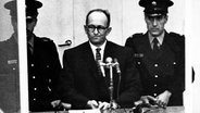 Adolf Eichmann (M.) beim Prozessbeginn in Israel im April 1961. © dpa picture alliance Foto: CSU Archives/Everett Collection