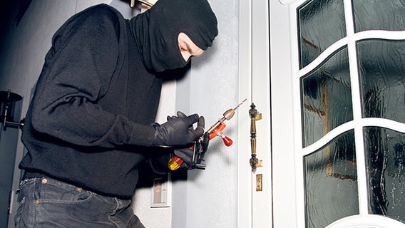 Einbrecher an einer Wohnungstür © Chromorange Foto: Fotodesign Märzinger
