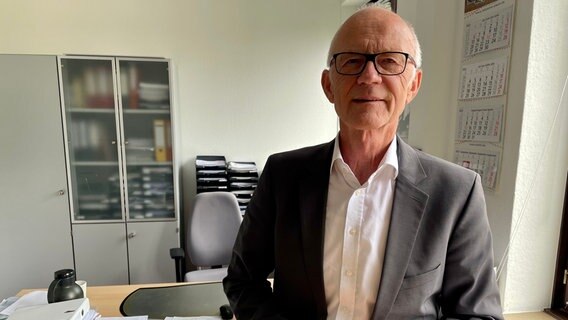 Jürgen Allemeyer, Geschäftsführer des Studierendenwerks in Hamburg, steht in seinem Büro auf einem Stehtisch. Im Hintergrund ist sein Schreibtisch zu sehen. Jürgen Allemeyer, Geschäftsführer des Studierendenwerks in Hamburg, steht in seinem Büro auf einem Stehtisch. Im Hintergrund ist sein Schreibtisch zu sehen. © NDR Info Foto: Lisa Hentschel