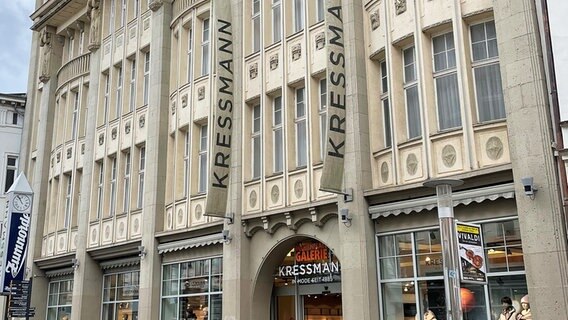 Das Schweriner Modehaus Kressmann mit Fahnen an der Fassade. © NDR Foto: Wiebke Neelsen