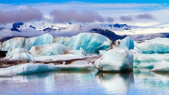 Bizarre Eisberge und schwimmende Eisbrocken in der isländischen Lagune Jokulsaurloun. © picture alliance /Zoonar | kavram Foto: Zoonar | kavram