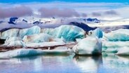 Bizarre Eisberge und schwimmende Eisbrocken in der isländischen Lagune Jokulsaurloun. © picture alliance /Zoonar | kavram Foto: Zoonar | kavram
