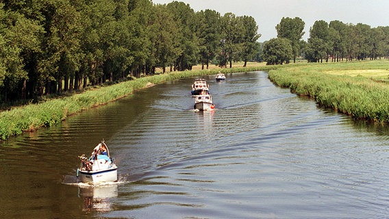 Sportboote und Radfahrer bewegen sich am 12.6.2000 auf und entlang des Elbe-Lübeck-Kanals bei Kühsen im Kreis Herzogtum Lauenburg. © picture alliance Foto: Wolfgang Langenstrassen