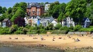 Menschen liegen am Elbstrand in Hamburg-Othmarschen © imago/blickwinkel 