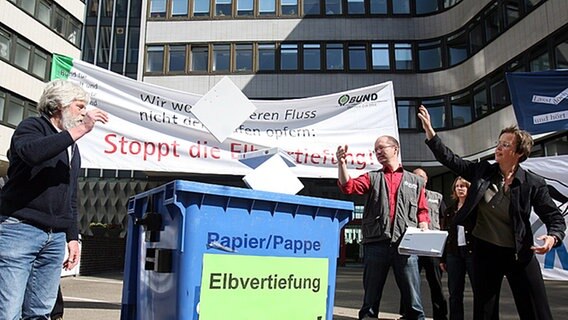 Mitglieder der Naturschutzverbände NABU und BUND protestieren in Hamburg gegen die Elbvertiefung © dpa 