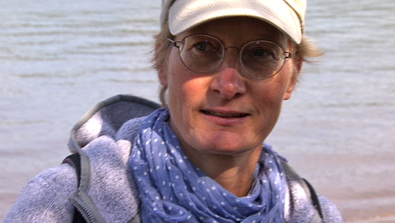 Botanikerin Jacqueline Neubecker an der Elbe. © NDR 