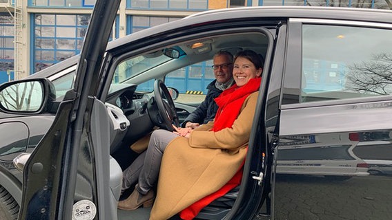 NDR Info-Mitarbeiter Susanne Tappe und Nicolas Lieven zum Start ihrer Tour mit dem Elektroauto durch Deutschland © NDR Foto: Susanne Tappe, Nicolas Lieven