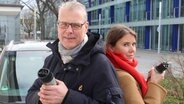 NDR Info-Mitarbeiter Susanne Tappe und Nicolas Lieven sind mit einem Elektroauto eine Woche quer durch Deutschland gefahren © NDR Foto: Jürgen Webermann