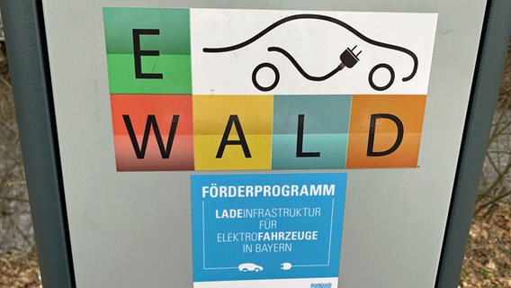 Eine Elektroauto-Ladesäule des bayerischen Ladeverbunds E-WALD © NDR Foto: Susanne Tappe, Nicolas Lieven