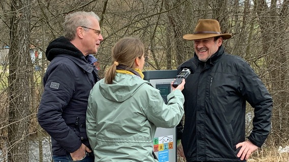Josef Schmid (rechts), der im März abgewählte Bürgermeister der Gemeinde Arrach im Bayerischen Wald, daneben NDR Info Reporterin Susanne Tappe und Nicolas Lieven Josef Schmid (rechts), der im März abgewählte Bürgermeister der Gemeinde Arrach im Bayerischen Wald, daneben NDR Info Reporterin Susanne Tappe und Nicolas Lieven © NDR Foto: Susanne Tappe, Nicolas Lieven