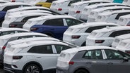 Neuwagen stehen auf einem Parkplatz eines Volkswagen-Werks © picture alliance/dpa/dpa-Zentralbild Foto: Jan Woitas