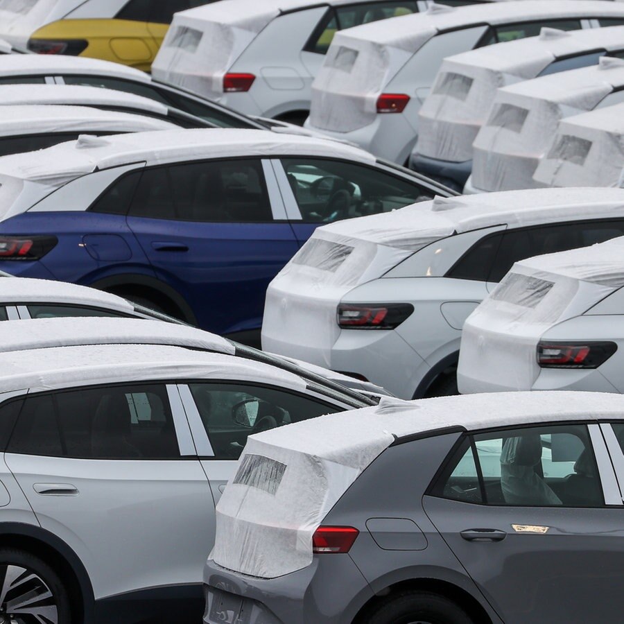 Neuwagen stehen auf einem Parkplatz eines Volkswagen-Werks © picture alliance/dpa/dpa-Zentralbild Foto: Jan Woitas