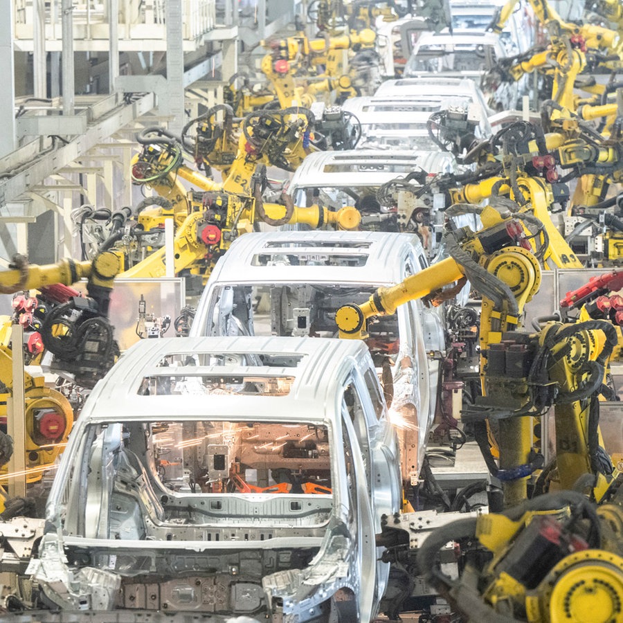 Roboter arbeiten in einer Schweißwerkstatt von Voyah, einer chinesischen Elektroautomarke, in Wuhan in der zentralchinesischen Provinz Hubei, China ©  +++ dpa-Bildfunk +++ Foto: Xiao Yijiu/XinHua/dpa