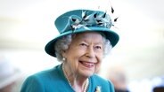 Queen Elizabeth II. 2021 bei einem Besuch in Schottland. © picture alliance / empics Foto: Jane Barlow
