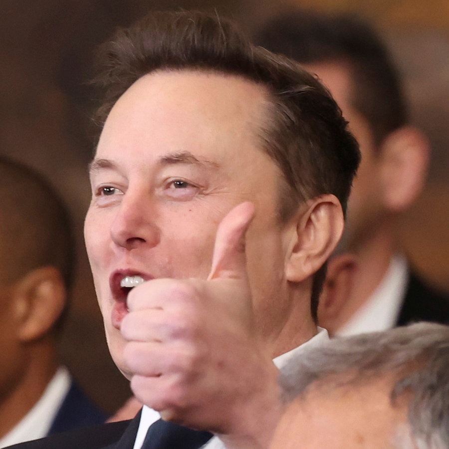 Elon Musk reagiert bei der Amtsantrittsrede von Donald Trump am 20.01.2025 mit Daumen hoch © picture alliance / ASSOCIATED PRESS Foto: Kevin Lamarque