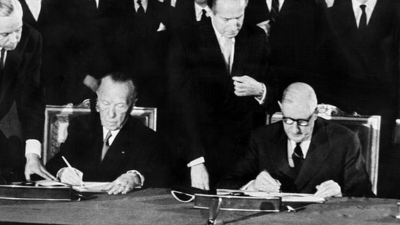 Der französische Staatspräsident Charles de Gaulle (r) und der deutsche Bundeskanzler Konrad Adenauer unterzeichnen am 22.1.1963 im Pariser Elysee-Palast den deutsch-französischen Freundschaftsvertrag. © dpa picture alliance 