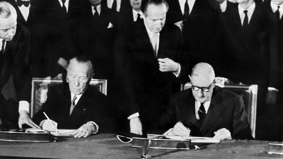 Der französische Staatspräsident Charles de Gaulle (r) und der deutsche Bundeskanzler Konrad Adenauer unterzeichnen am 22.1.1963 im Pariser Elysee-Palast den deutsch-französischen Freundschaftsvertrag. © dpa picture alliance 