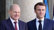 Bundeskanzler Olaf Scholz und Frankreichs Präsident Emmanuel Macron vor dem Élysée Palast in Paris © picture alliance / ASSOCIATED PRESS Foto: Christophe Ena
