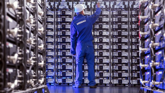 Batteriespeicher des Energieversorgers WEMAG in Schwerin © dpa - Bildfunk Foto: Jens Büttner