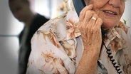 Seniorin beim Telefonieren, hinter ihr die Silhouette eines Mannes (Bildmontage) © picture-alliance / Sven Simon, Fotolia Foto: Sven Simon, ia_64