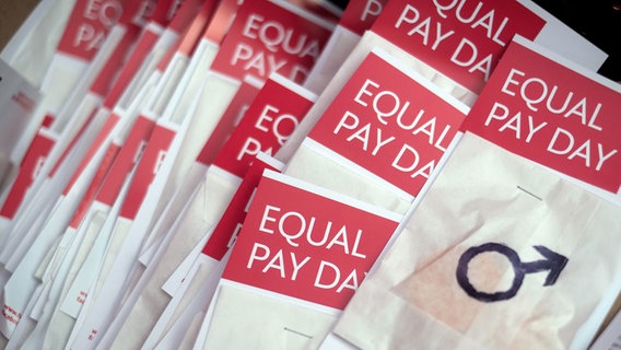 Umschläge mit der Aufschrift "Equal Pay Day" © dpa Bildfunk Foto: Axel Heimken