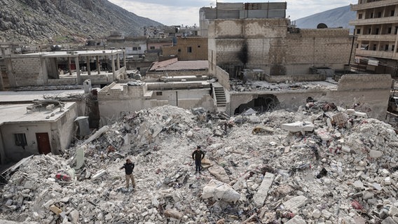 Ein zerstörten Gebäudes nach dem Erdbeben an der türkisch-syrischen Grenze in der syrischen Stadt Melis. © dpa Foto: Anas Alkharboutli