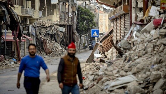 Zerstörte Häuser an einer Straße in der türkischen Stadt Hatay, die vom Erdbeben im Februar 2023 betroffen ist. © dpa picture alliance/ANP Foto: Robin van Lonkhuijsen