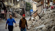 Zerstörte Häuser an einer Straße in der türkischen Stadt Hatay, die vom Erdbeben im Februar 2023 betroffen ist. © dpa picture alliance/ANP Foto: Robin van Lonkhuijsen