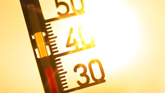 Ein Thermometer vor einer Sonne bei ca. 40 Grad (Symbolbild). © picture alliance CHROMORANGE Foto: Christian Ohde