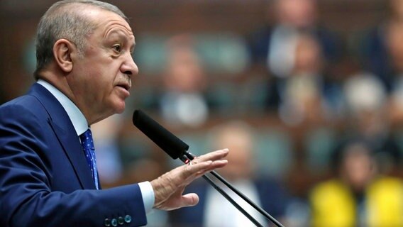 Der türkische Präsident Recep Tayyip Erdogan spricht vor Abgeordneten seiner Regierungspartei in Ankara. © Uncredited/Turkisches Prasidialamt/dpa 