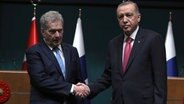 Erdogan (r), Präsident der Türkei und Niinistö, Präsident von Finnland © Burhan Ozbilici/AP/dpa 