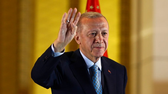 Recep Tayyip Erdogan, Präsident der Türkei und Präsidentschaftskandidat der Volksallianz, gestikuliert vor Anhängern im Präsidentenpalast in Ankara. © dpa-Bildfunk/AP Foto: Ali Unal