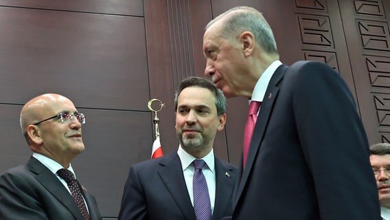 Der türkische Präsident Erdogan (r.) schüttelt Finanzminister Simsek die Hand. © dpa picture alliance/AA|TUR Presidency Foto: Murat Cetinmuhurdar