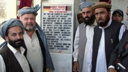 Reinhard Erös (2. von links) mit Taliban vor seiner Schule in Afghanistan © BR/Reinhard Erös 