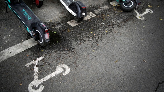 Scooter sind in Paris geparkt. © Christophe Ena/AP 