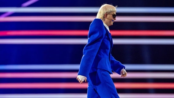 Joost Klein aus den Niederlande geht vor Beginn der Probe für das Finale des Eurovision Song Contest (ESC) 2024 in der Malmö Arena von der Bühne. © picture alliance/dpa Foto: Jens Büttner